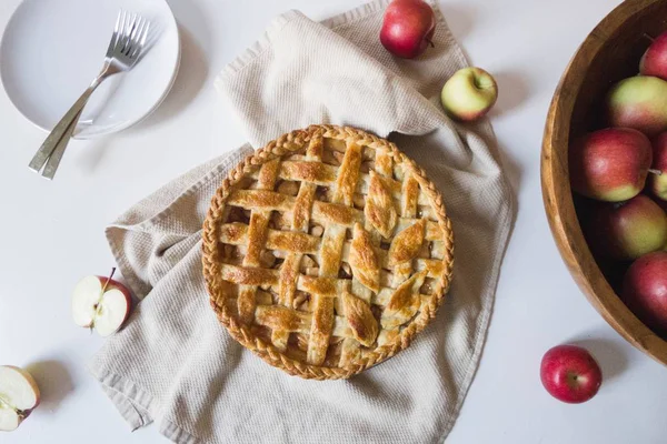 Apfelkuchen und frische Äpfel — Stockfoto