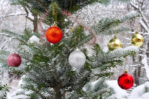 Noel oyuncaklar ile süslenen Noel ağacı dışında karda,