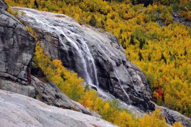 Şelale altın sonbahar dağlarında buzlu
