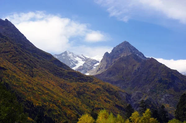 Пейзажи золотой осени в горах Кавказа — стоковое фото