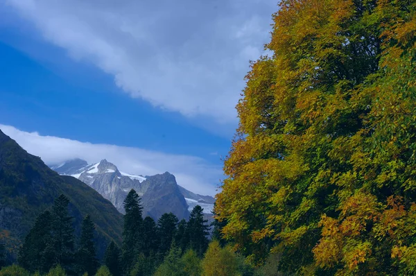 Berglandschaft des goldenen Herbstes im Oktober — Stockfoto