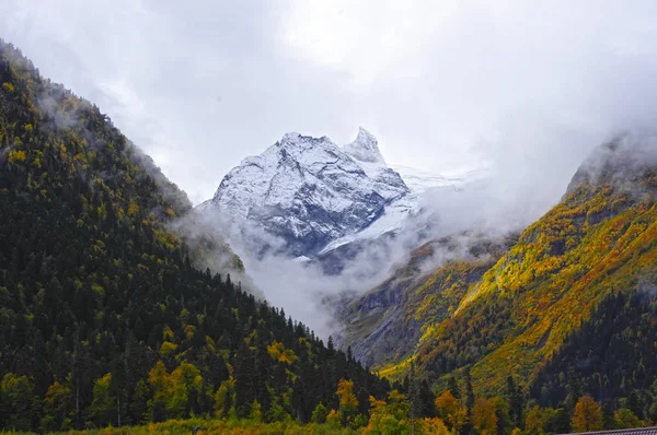 Berggipfel und Landschaft des goldenen Herbstes im Oktober — Stockfoto