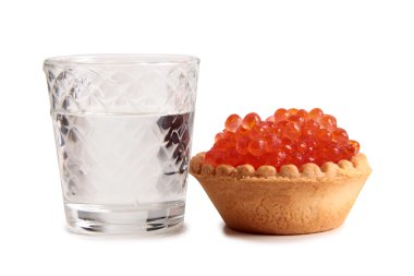 Votka ve beyaz üzerine kırmızı havyar