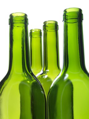 Yeşil şişe kadehlerin beyaz