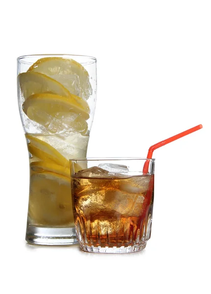 Лимон и коктейль в стакане — стоковое фото