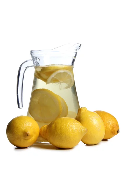 Wasser und Zitrone auf Weiß — Stockfoto