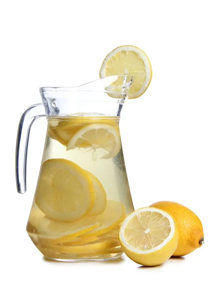 Zitrone und Glas auf Weiß — Stockfoto