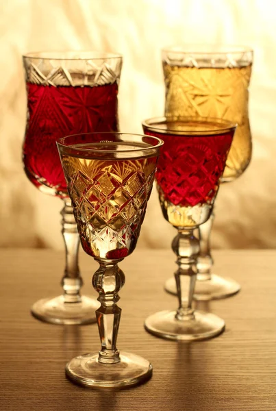 Bicchiere di vino su tavolo di legno — Foto Stock
