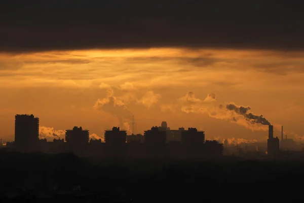 Chaminés industriais e céu — Fotografia de Stock