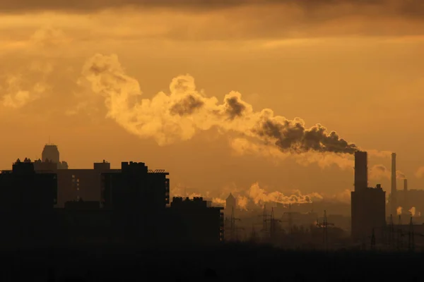 Industriële schoorstenen bij dageraad — Stockfoto