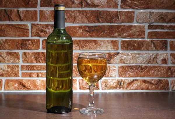 ワイングラスや石の壁 — ストック写真