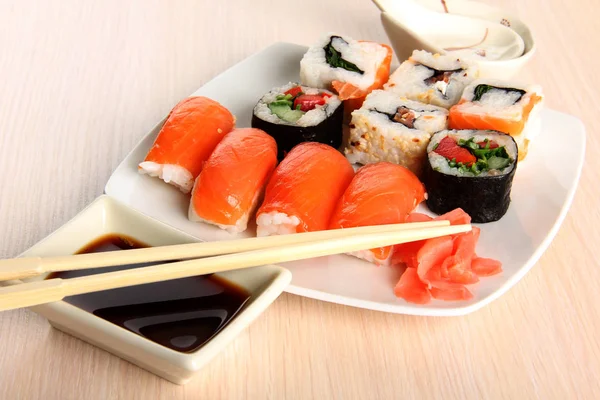 Sushi y Roll — Foto de Stock