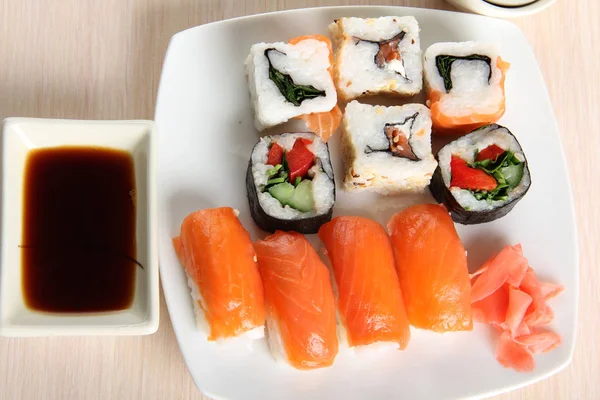 Rulo ve suşi plaka üzerinde