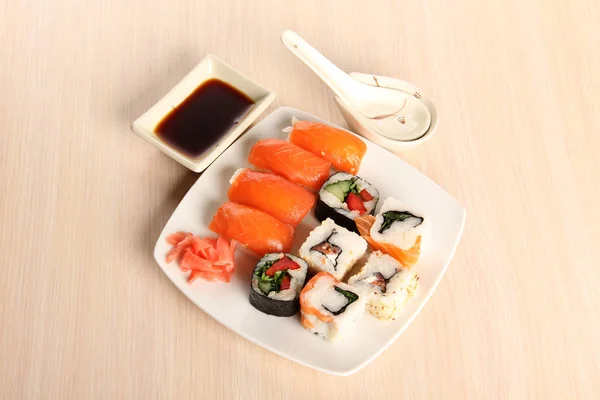 Sushi y rollo en el plato — Foto de Stock