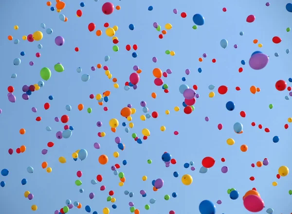 蓝色背景上的气球 — 图库照片