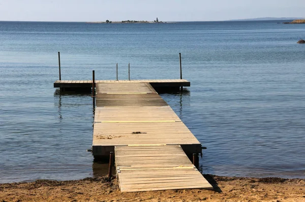 Göl kenarında ahşap iskele