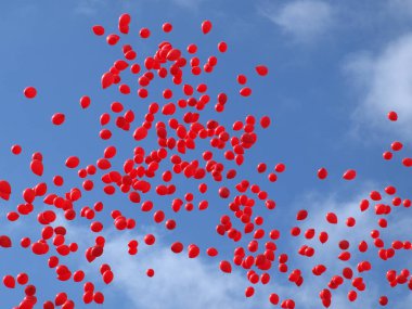 Mavi gökyüzünde kırmızı balon