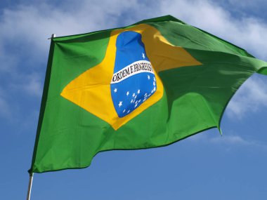 Brezilya bayrağı ve mavi gökyüzü