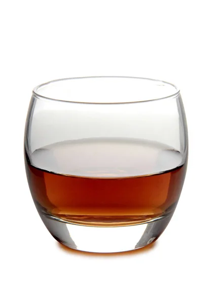 Brandy in glas op witte achtergrond — Stockfoto