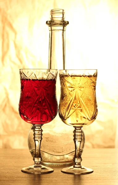Bicchiere da vino sul tavolo tre — Foto Stock