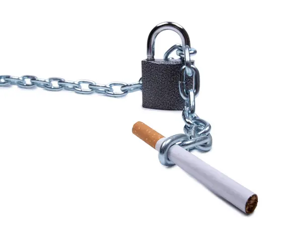 Chain and cigarettes one — Stock Photo, Image