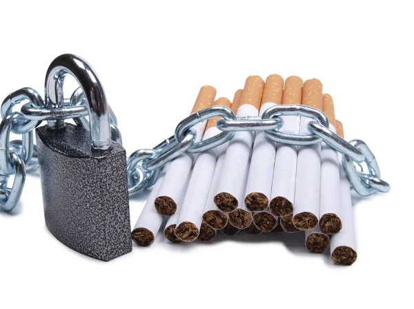 Cadeia e cigarros três — Fotografia de Stock