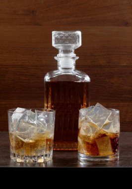 Ahşap bir bardak viski
