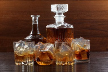 Ahşap üç bardak viski