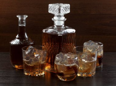 Karanlık yedi viskiyle cam