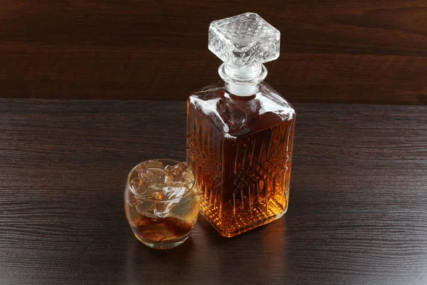 Whisky de vidrio sobre madera cuatro — Foto de Stock