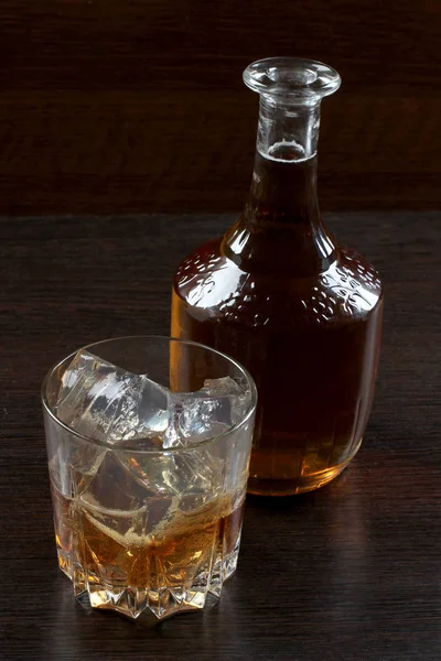Karanlık dört cam viskiyle — Stok fotoğraf