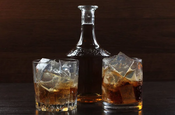 Glas whiskey på mörka två — Stockfoto
