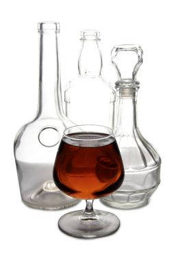 Üstünde beyaz bir konyak şişesi