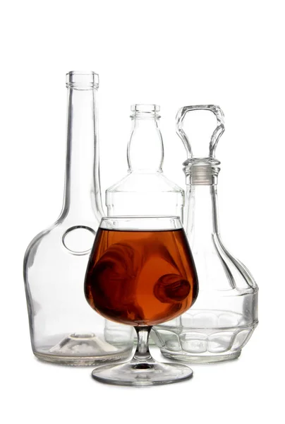 Bottiglia di brandy su due bianchi — Foto Stock