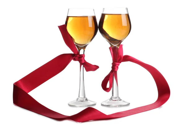Kırmızı kurdele ve şarap bir — Stok fotoğraf
