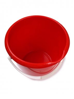 Kırmızı plastik kova bir