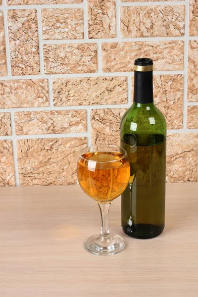 Bicchiere da vino e pietre tre — Foto Stock