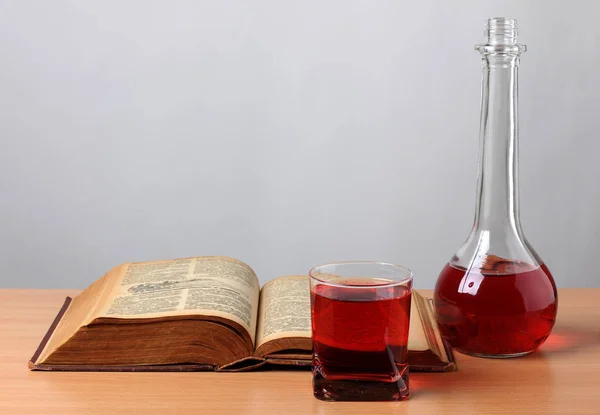 Libro y botella dos — Foto de Stock