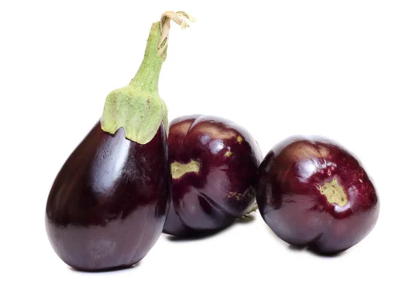 Aubergine auf weißem Hintergrund drei — Stockfoto