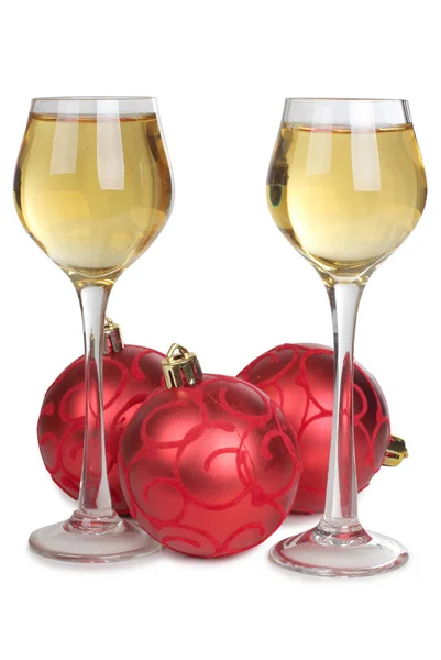 Bola de Navidad y gafas de vino cuatro — Foto de Stock