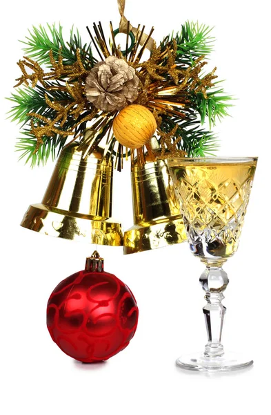 Campana di Natale e bicchieri da vino due — Foto Stock