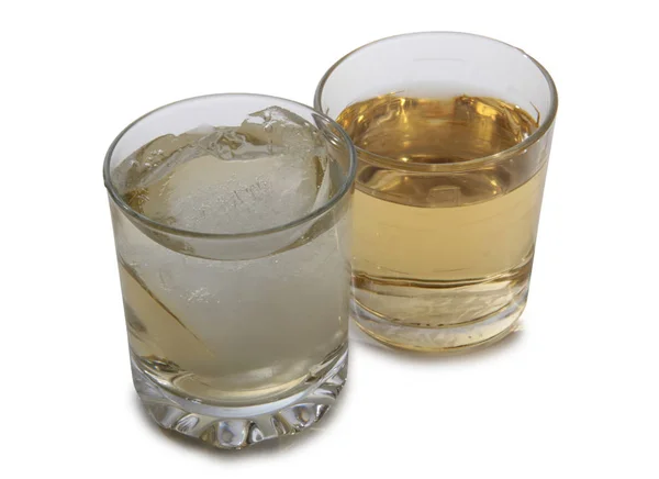 Vasi Vetro Con Whisky Ghiaccio Sfondo Bianco — Foto Stock