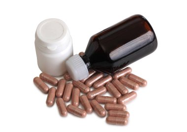 Tıbbi tabletler ve beyaz zemin üzerine bankalar