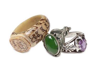 Beyaz bir arka plan üzerinde antik gümüş yüzük