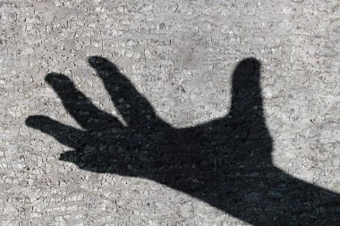 Bir erkek el beton duvara karanlık gölge