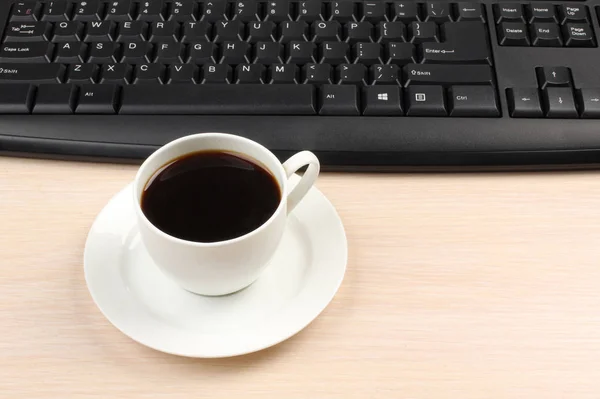 一杯のコーヒーとテーブルの上のコンピューターのマウス — ストック写真