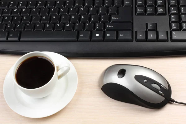 桌上有一杯咖啡和一台电脑鼠标 — 图库照片