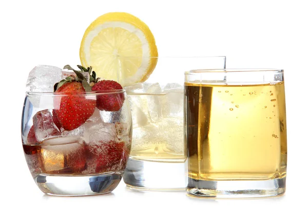 Alkoholické Koktejly Ovoce Skleněné Brýle Bílém Pozadí — Stock fotografie