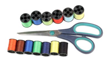 Bobinler çok renkli konu ve beyaz arka plan için makaslar