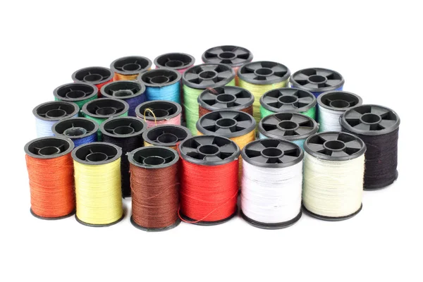 İle beyaz bir arka plan üzerinde çok renkli iplik bobinleri